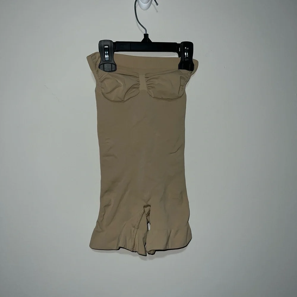 SKIMS SEAMLESS SCULPT STRAPLESS SHORTIE BODYSUIT CLAY BEIGE SMALL